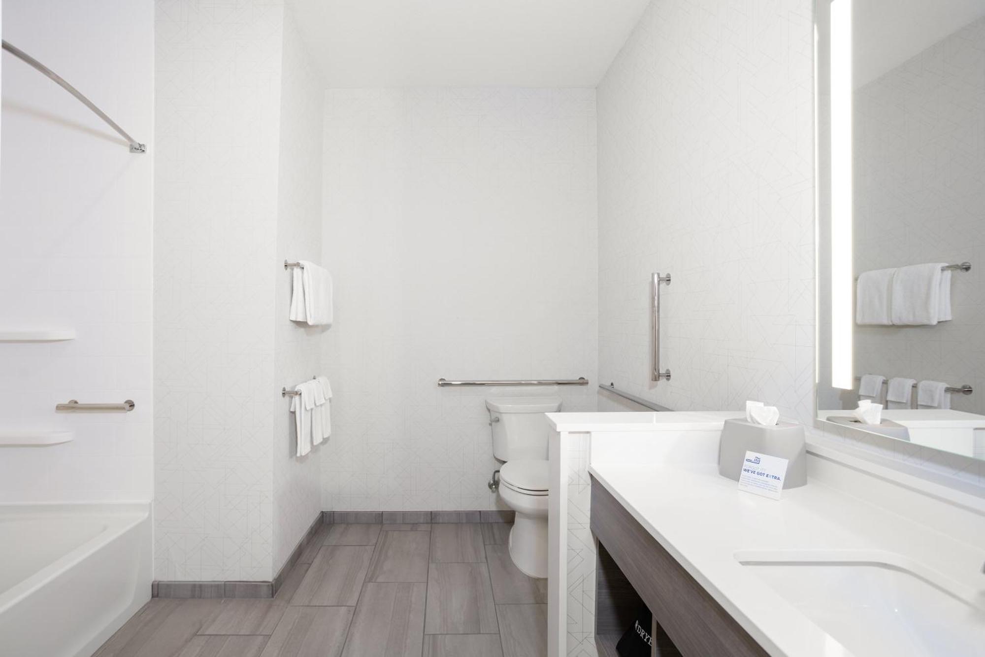 Holiday Inn Express Hotel & Suites Manchester - Airport By Ihg Extérieur photo